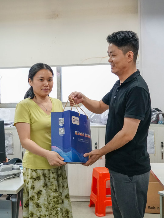 明月照千里，福利暖人心。東莞京福、京緯、京翼服裝有限公司發(fā)中秋節(jié)福利啦!(圖15)