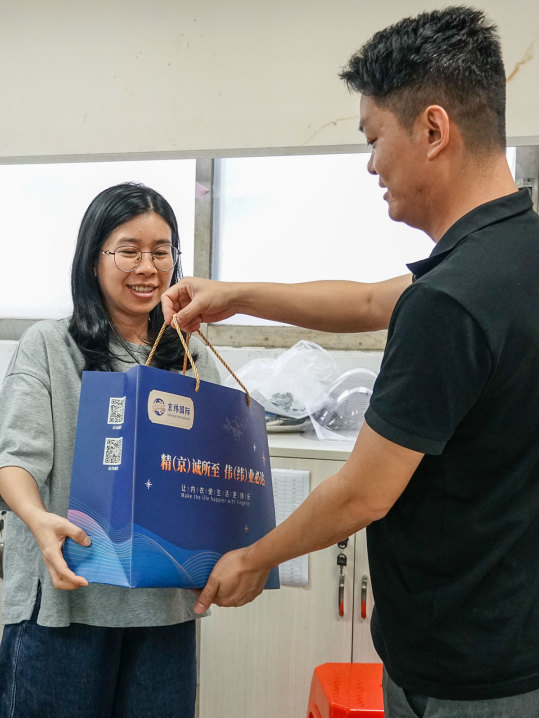 明月照千里，福利暖人心。東莞京福、京緯、京翼服裝有限公司發(fā)中秋節(jié)福利啦!(圖16)