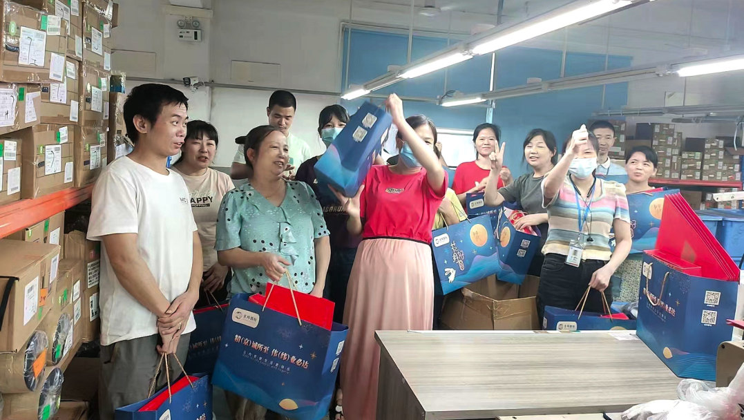 明月照千里，福利暖人心。東莞京福、京緯、京翼服裝有限公司發(fā)中秋節(jié)福利啦!(圖19)